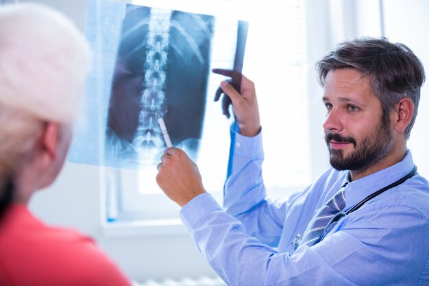 Docteur discuter x-ray avec le patient