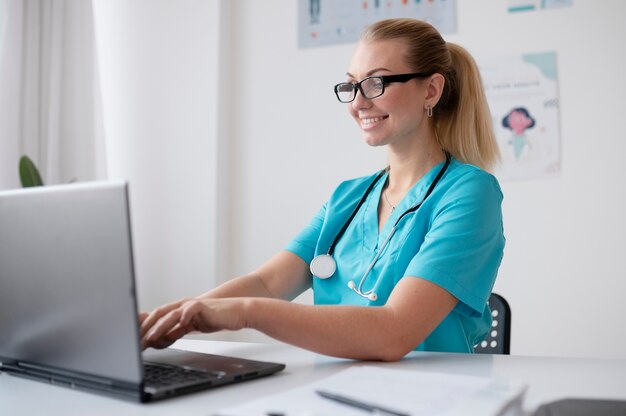 Docteur faisant leur travail dans le bureau de pédiatrie