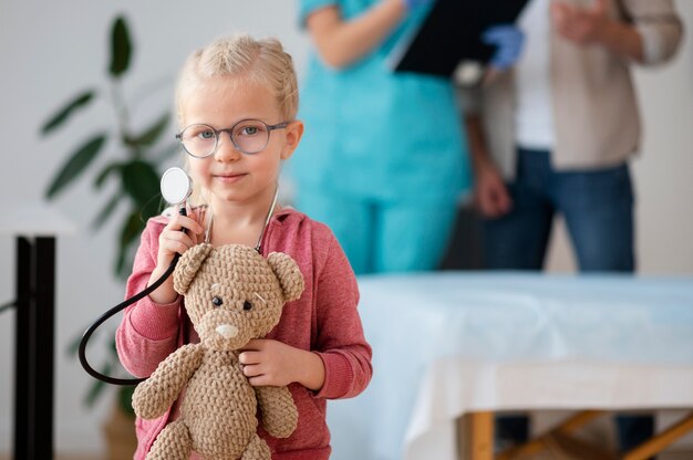 Docteur faisant leur travail dans le bureau de pédiatrie