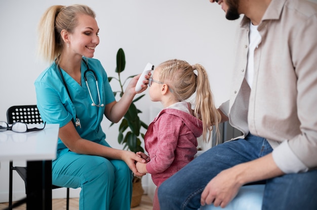 Docteur faisant leur travail dans le bureau de pédiatrie