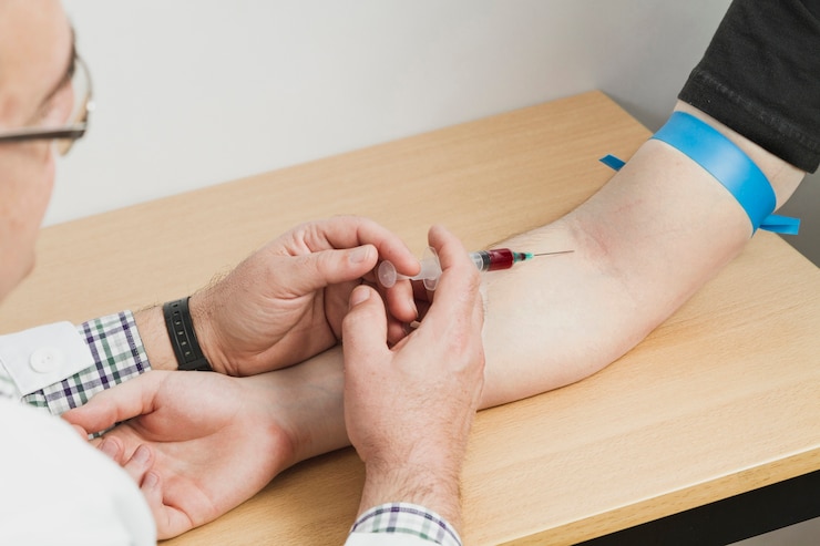 Photo gratuit docteur faisant test sanguin