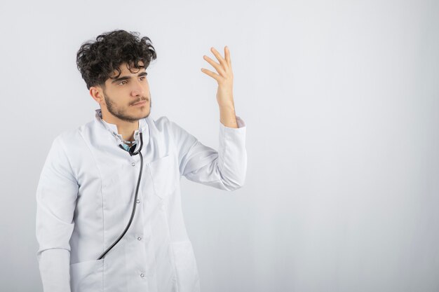 Le docteur fatigué ne sait pas quoi faire.