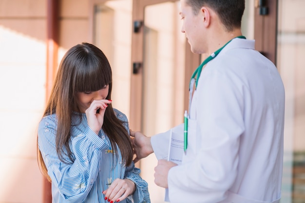 Docteur homme et femme triste