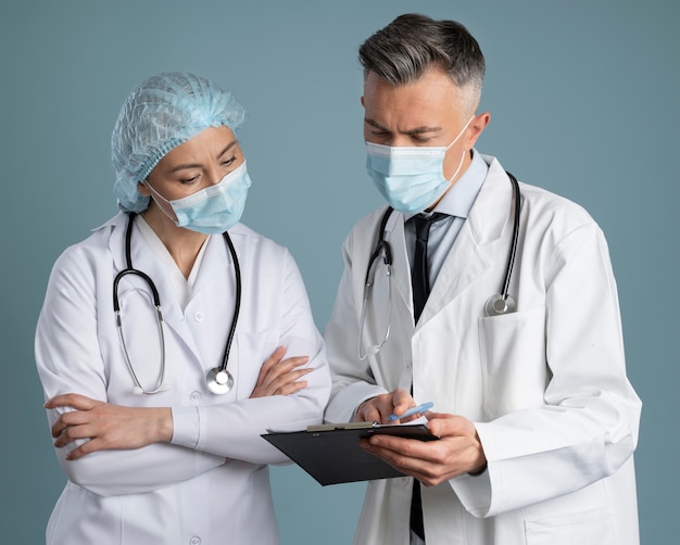 Docteur et infirmier en équipement spécial