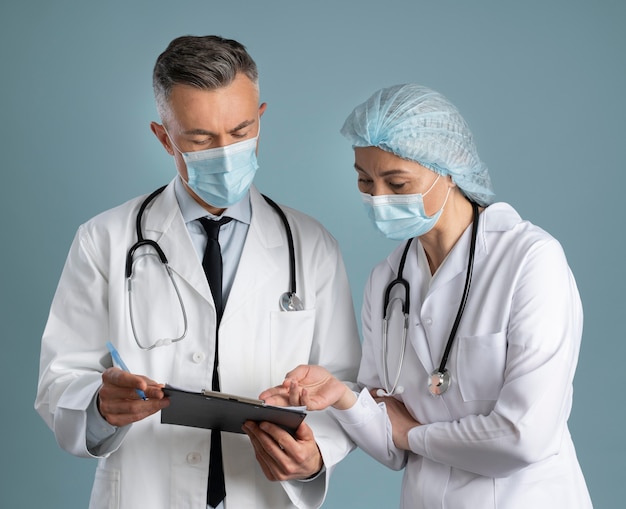 Docteur et infirmier en équipement spécial