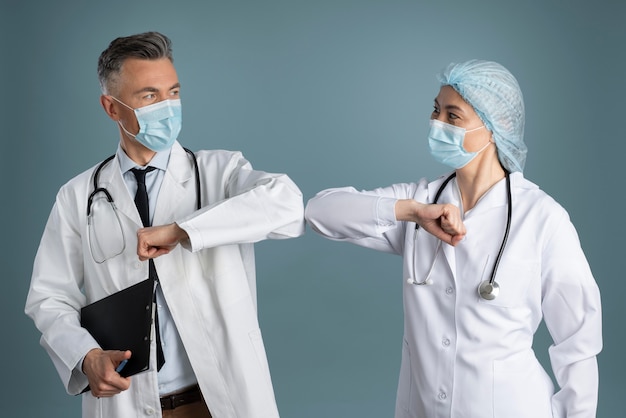 Docteur et infirmier en équipement spécial