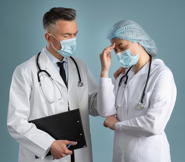 Docteur et infirmier en équipement spécial