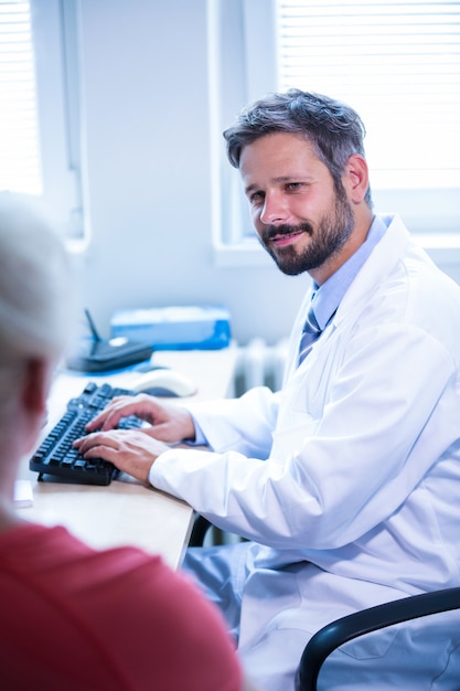 Photo gratuite docteur en interaction avec le patient dans un cabinet médical à l'hôpital