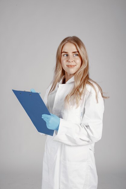 Docteur . Isolé sur mur blanc