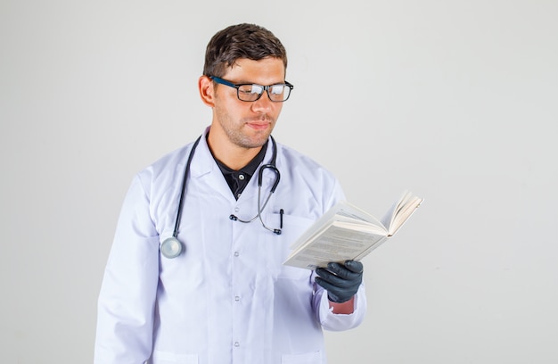 Docteur livre de lecture en robe blanche médicale