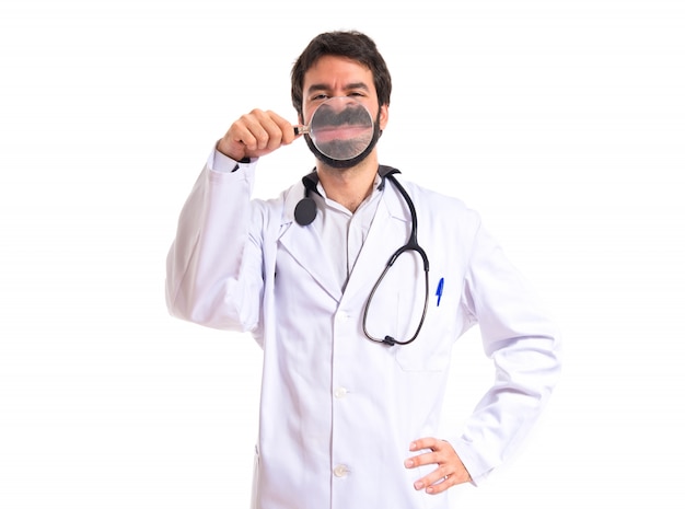 Docteur avec loupe sur fond blanc