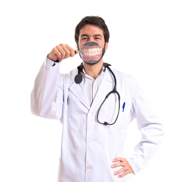 Docteur avec loupe sur fond blanc