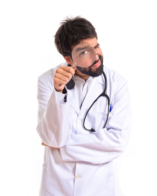 Docteur avec loupe sur fond blanc