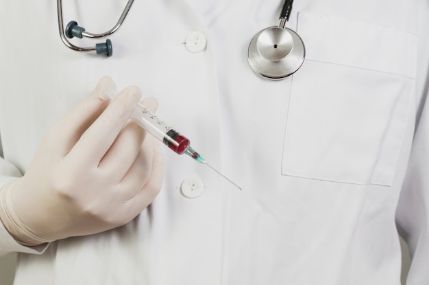 Docteur de maintien d&#39;aiguille avec le sang