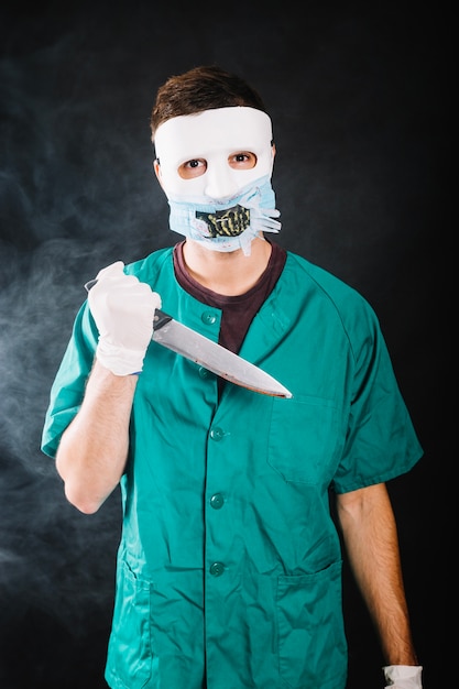 Docteur Maniac avec couteau