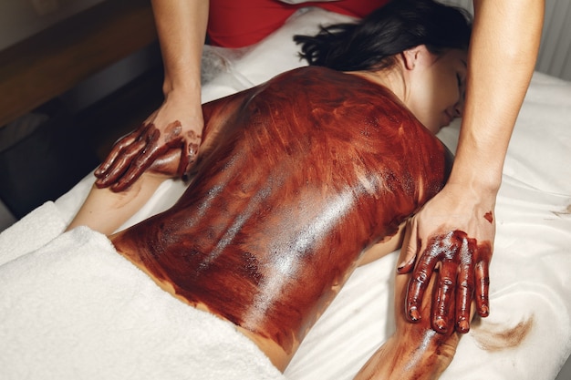 Le docteur masse la femme avec un chocolat