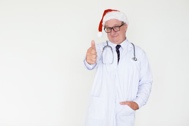 Docteur mature à Santa Hat montrant le pouce vers le haut