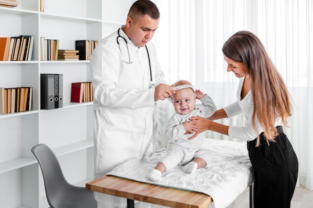 Docteur, mesure, nouveau né, tête bébé