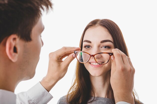 Docteur mettant des lunettes sur femme