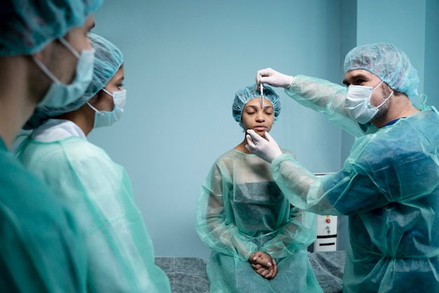 Photo gratuite docteur parlant à des collègues au sujet de la chirurgie