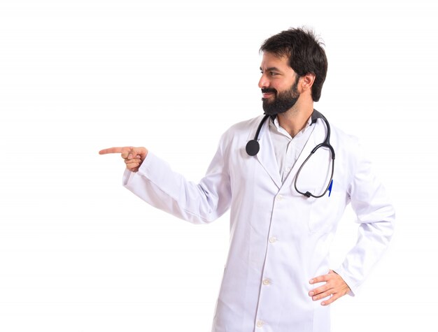 Docteur pointant sur le fond latéral sur blanc