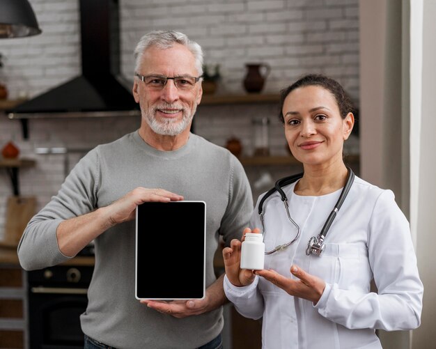 Docteur posant avec son patient