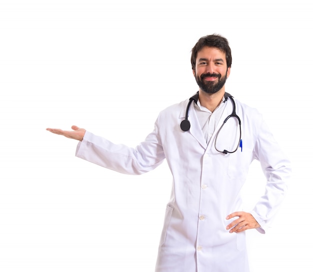 Docteur présentant quelque chose sur fond blanc isolé