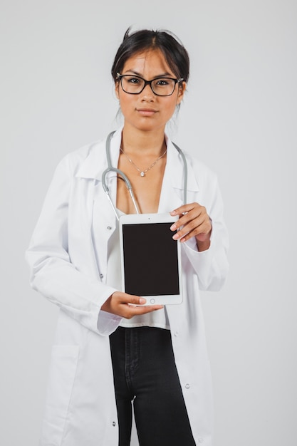 Photo gratuite docteur présentant la tablette