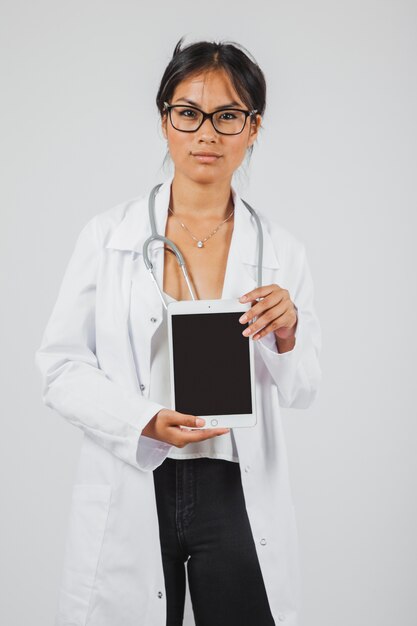 Docteur présentant la tablette