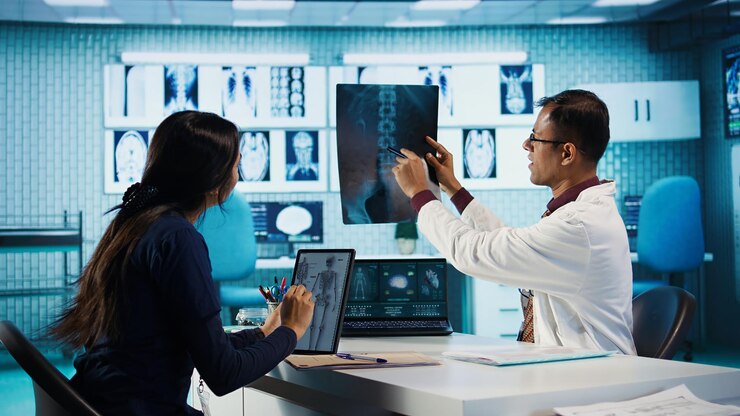 Photo gratuit docteur professionnel et patient lors d'un examen médical pour l'interprétation d'un scan