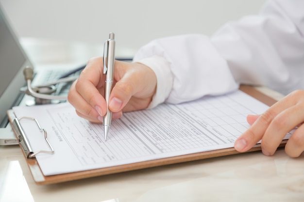 Photo gratuite docteur de rédiger une ordonnance