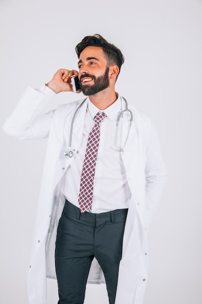 Docteur souriant et parlant au téléphone