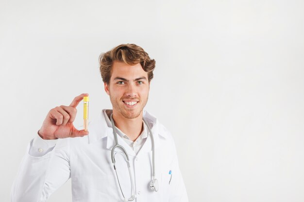 Docteur souriant présentant un tube à essai