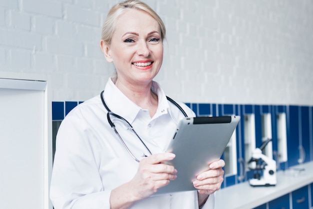 Docteur avec un stéthoscope et une tablette