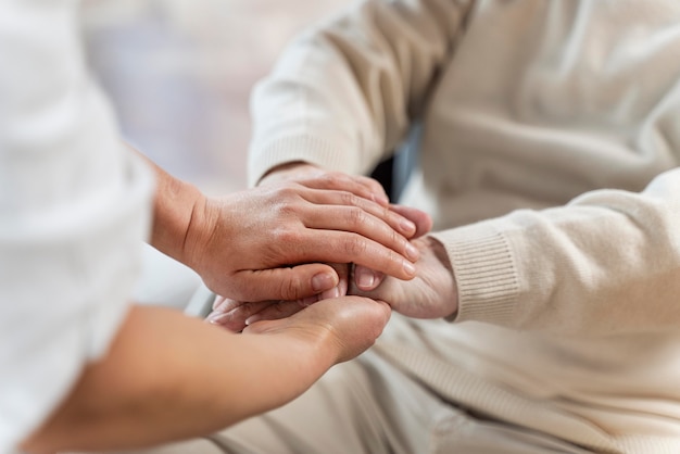 Docteur, tenant mains, à, patient senior