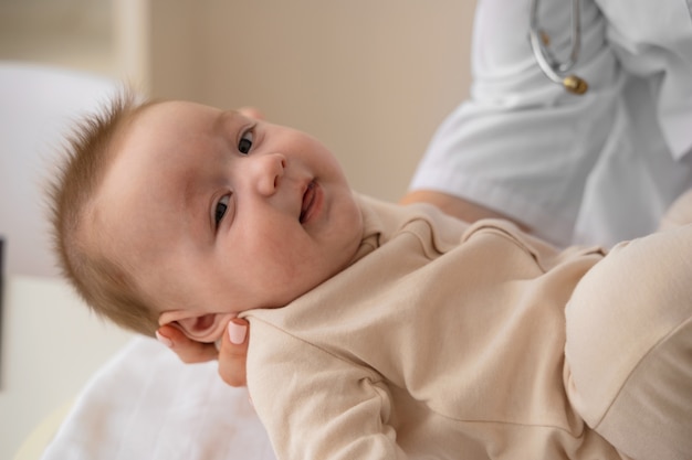 docteur, tenue, bébé, vue côté