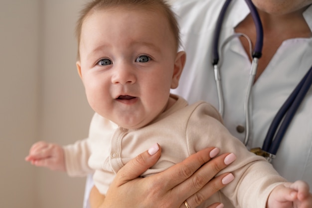 Photo gratuite docteur, tenue, bébé, vue frontale