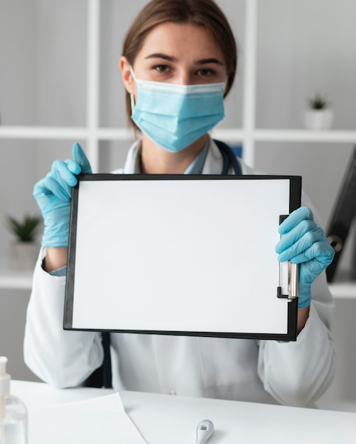 Photo gratuite docteur, tenue, presse-papiers médical