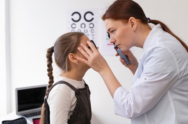 Photo gratuite docteur testant la vue du patient