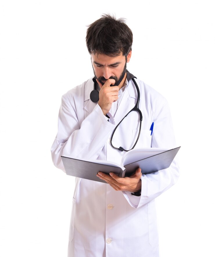 Photo gratuit docteur en train de lire un livre sur fond blanc