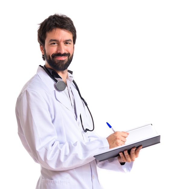 Docteur en train de lire un livre sur fond blanc