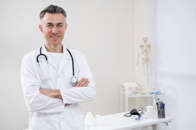 Docteur travaillant dans leur clinique