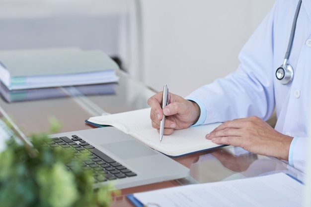 Docteur travaillant à la table