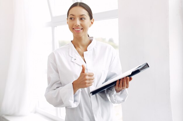 Docteur, uniforme, debout, blanc