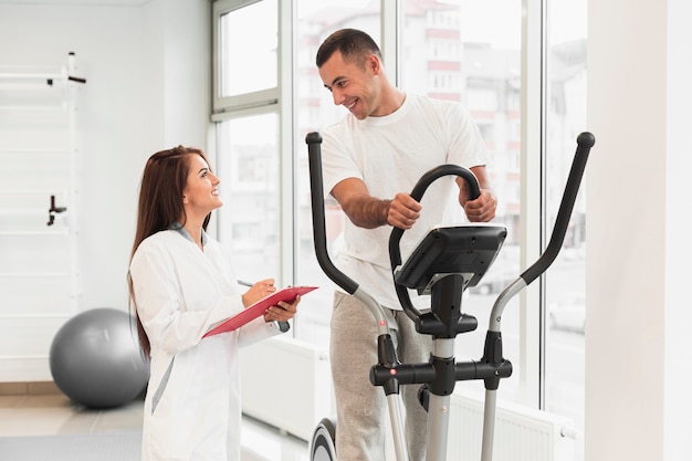 Docteur vérifiant patient faisant des exercices