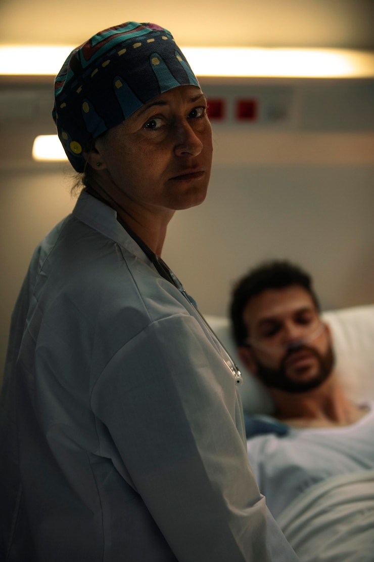 Photo gratuit docteur vérifiant un de ses patients