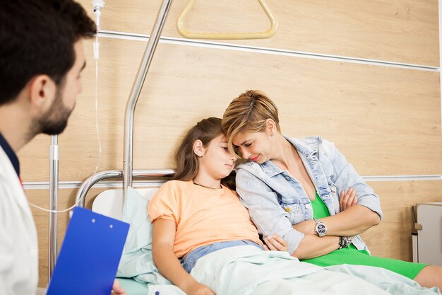 Docteur visitant son patient dans la chambre d'hôpital