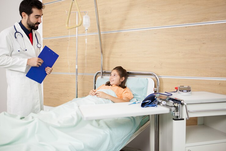 Photo gratuit docteur visitin patient girl in hospital room