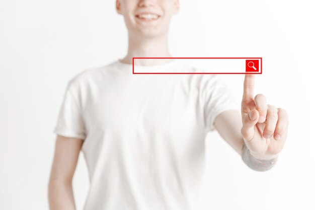 Doigt d'homme d'affaires touchant la barre de recherche vide, concept de fond de commerce moderne - peut être utilisé pour insérer du texte ou des images.