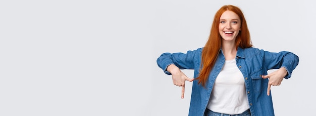 Photo gratuite doit avoir vérifié ce portrait de taille séduisante femme rousse amicale vous montrant une bonne interdiction de promotion